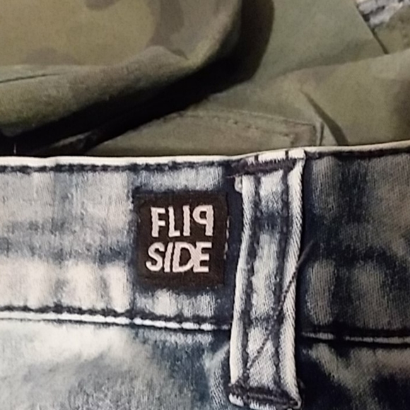 Flipside Shorts - Picture 5 of 5